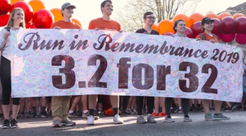 runners old banner at start